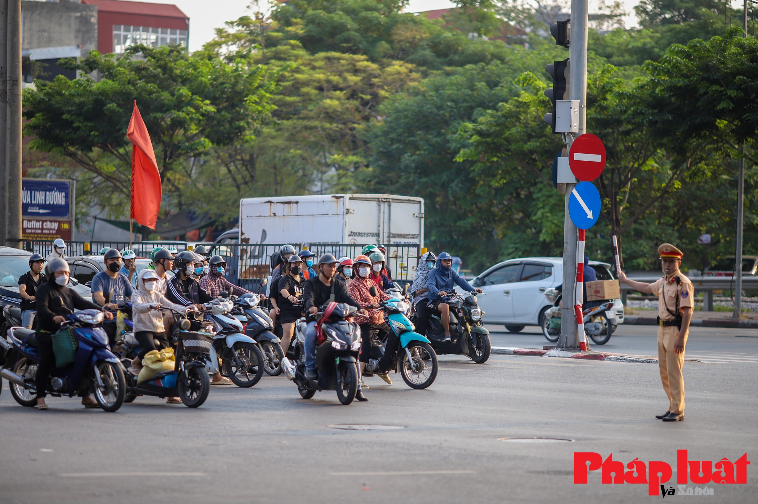 Người dân rục rịch trở lại Hà Nội, lối ra cao tốc, lối vào thành phố ùn tắc trong chiều 3/9