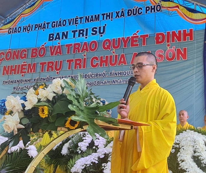 Đại Đức Thích Đồng Triết – Phó thư ký, Chánh VP BTS GHPGVN tỉnh Quảng Ngãi đọc Quyết định Bổ nhiệm trụ trì