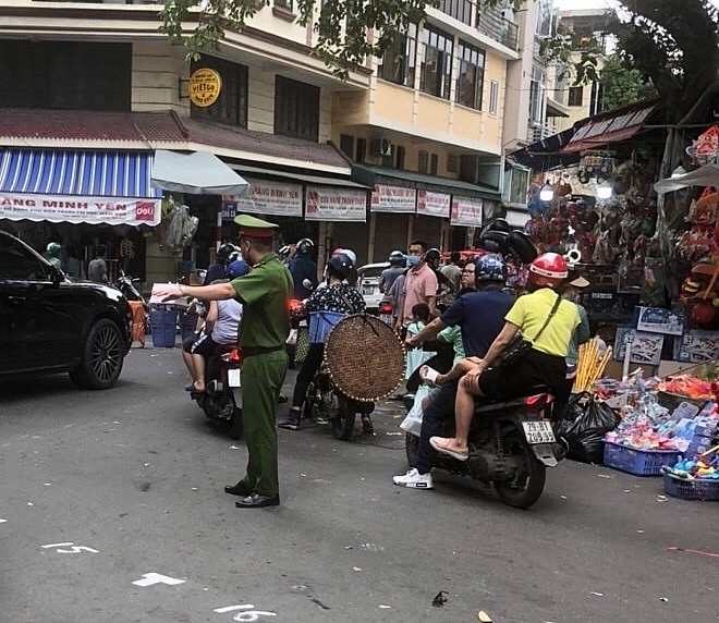 Công an phường Hàng Mã, quận Hoàn Kiếm đã tăng cường lực lượng tuần tra, kiểm soát đảm bảo an ninh trật tự, đảm bảo an toàn cho nhân dân và du khách đi lại tham quan, mua sắm, vui chơi.(ảnh: Văn Biên).