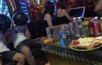 2 đôi nam nữ đang “phê” bóng cười trong phòng VIP quán karaoke