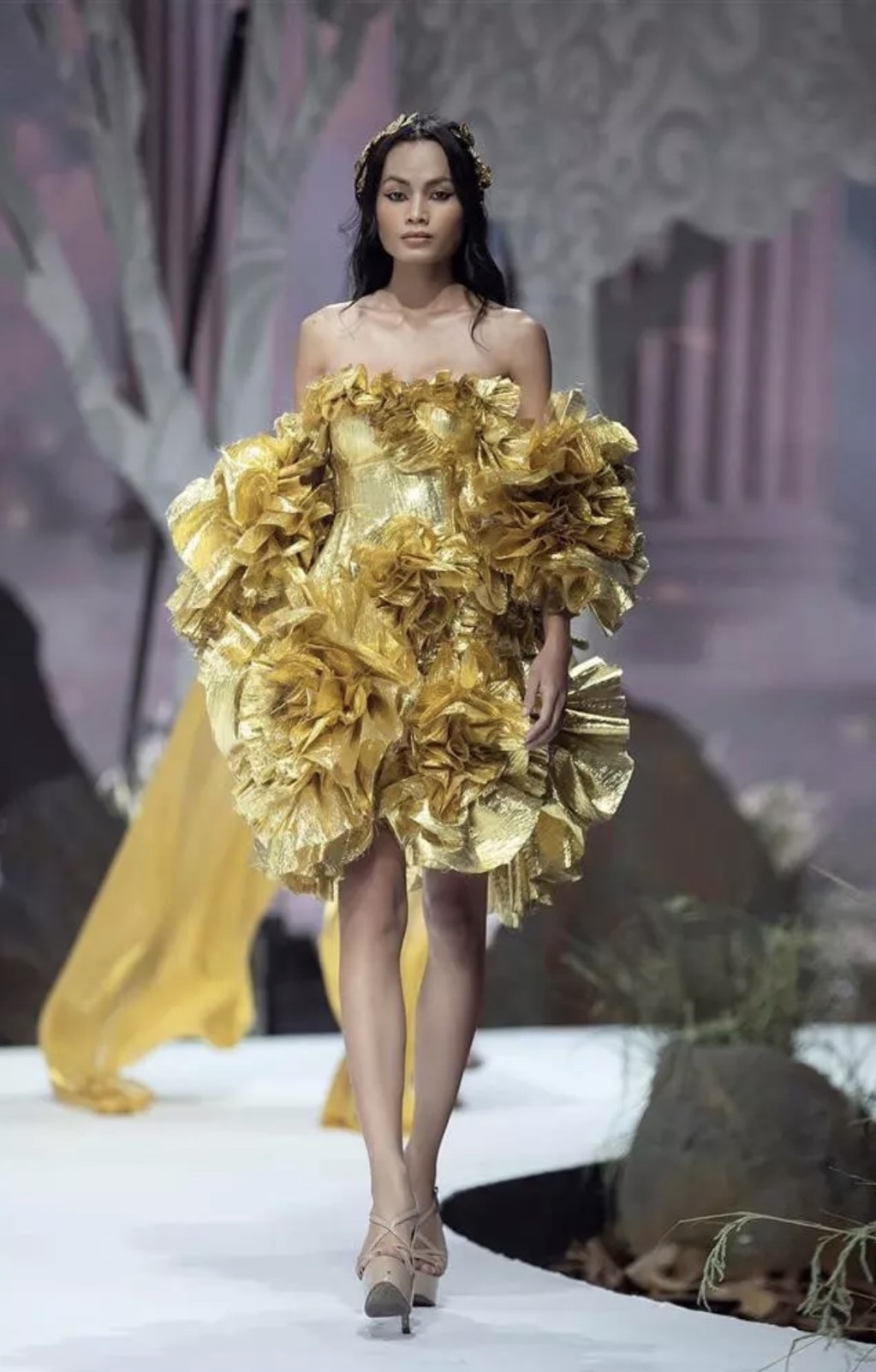 Những hình ảnh ấn tượng của người mẫu Kim Sang trên sàn diễn thời trang
