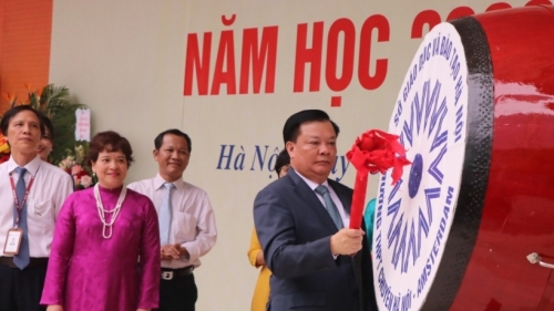 Bí thư Thành ủy Đinh Tiến Dũng đánh trống khai giảng năm học mới tại trường THPT Chuyên Hà Nội - Amsterdam