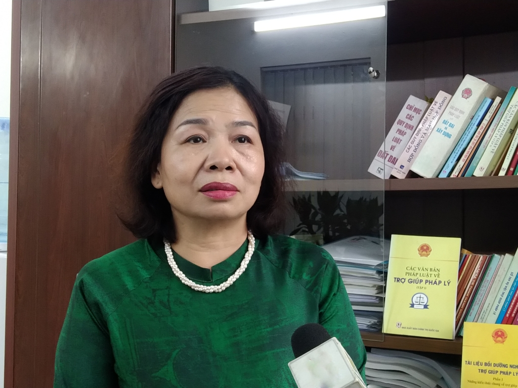 Bà Hồ Xuân Hương trao đổi với PV