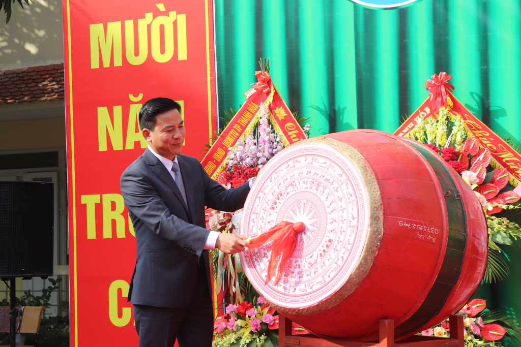 Ông Đỗ Trọng Hưng, bí thư tỉnh ủy Thanh Hóa đánh trống khai giảng năm học mới tại trường THPT Chuyên Lam Sơn