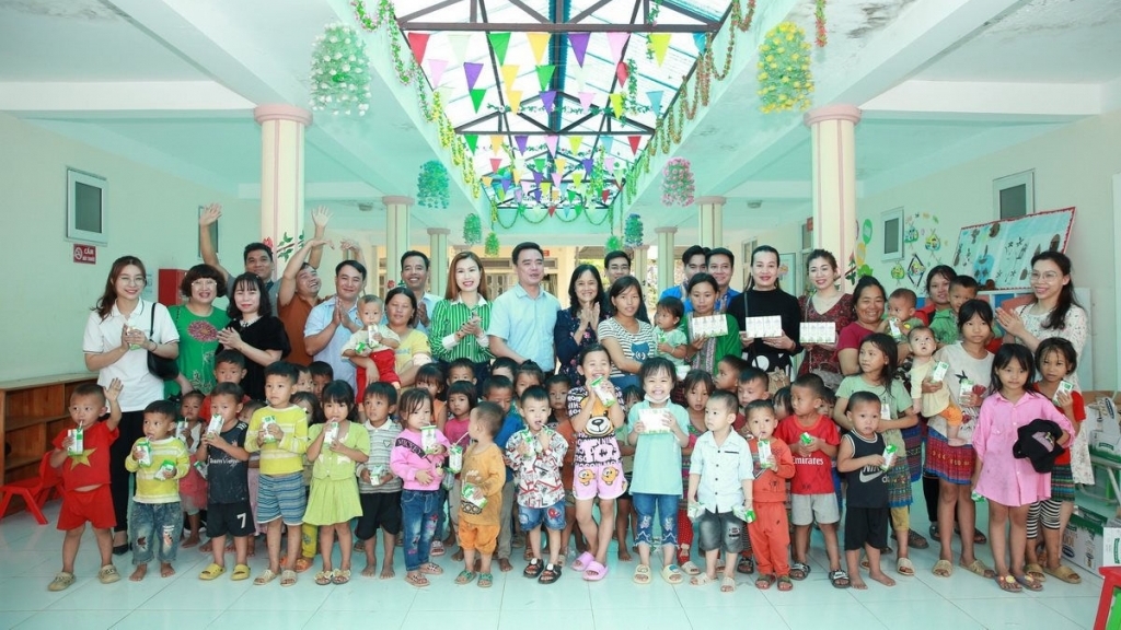 Dự án “Phát triển báo chí Việt Nam” tổ chức hoạt động khóa tập huấn và tặng quà cho trẻ em khó khăn tại Lai Châu