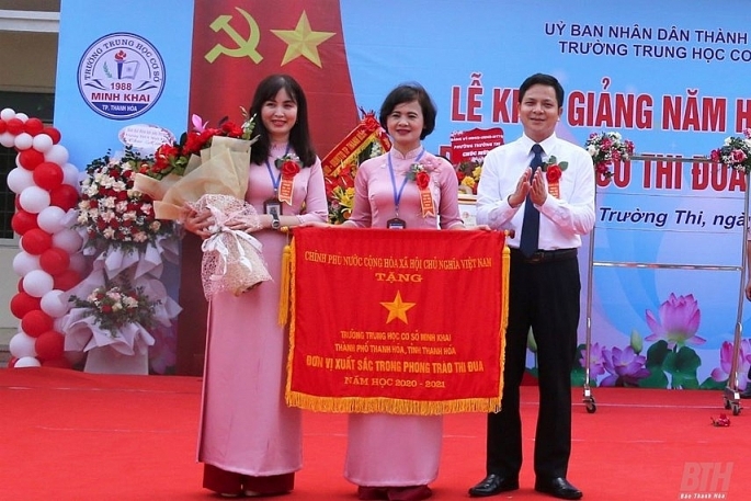 Thừa ủy quyền của Thủ tướng Chính phủ, ông Lê Quang Hiển, Phó Chủ tịch Thường trực HĐND TP Thanh Hóa trao Cờ thi đua của Chính phủ cho Trường THCS Minh Khai.