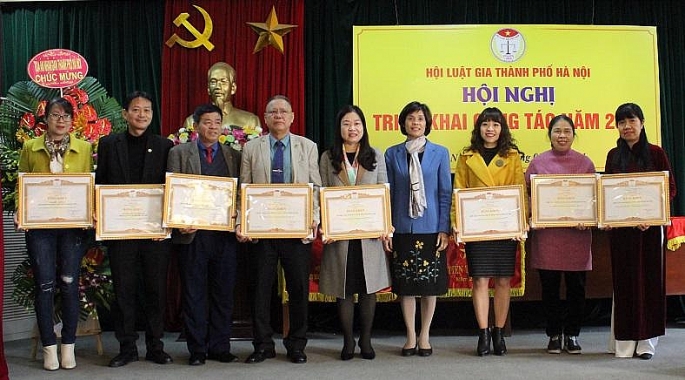 Hội Luật gia Việt Nam tặng Bằng khen cho các tập thể thuộc Hội Luật gia TP Hà Nội có thành tích xuất sắc trong hoạt động Hội năm 2020 	Ảnh: Hồng Thái