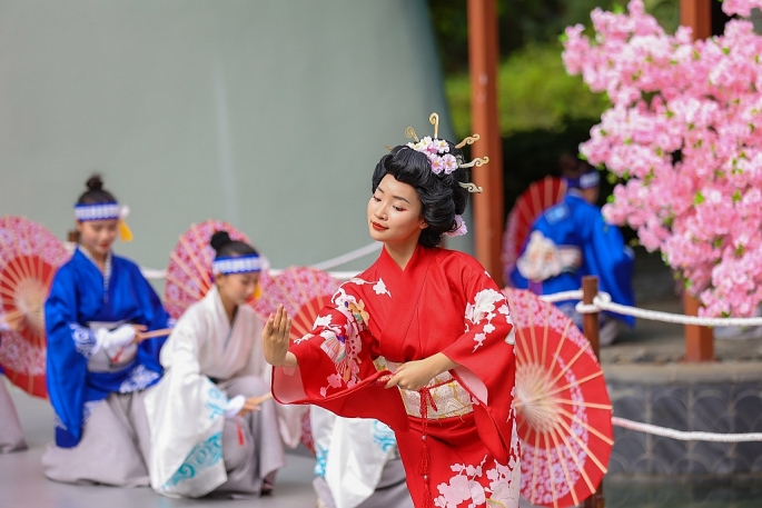 Show diễn “Giải cứu Geisha” ở khuôn viên vườn Nhật tại Sun World Ha Long