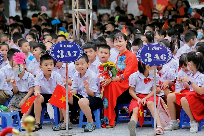 Các em học sinh rực rỡ cờ hoa, hân hoan cho ngày đến trường