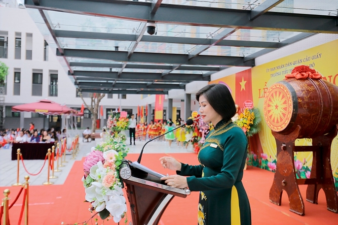 Nhà giáo Nguyễn Minh Uyên, phát biểu trong buổi lễ khai giảng chào đón năm học mới