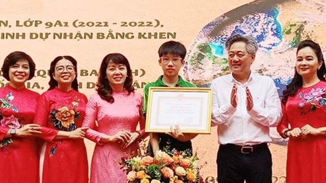 Trao bằng khen của Chủ tịch UBND thành phố Hà Nội cho nam sinh giành giải Nhất viết thư UPU