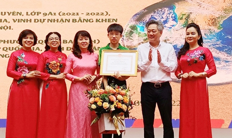 Trao bằng khen của Chủ tịch UBND thành phố Hà Nội cho nam sinh giành giải Nhất viết thư UPU