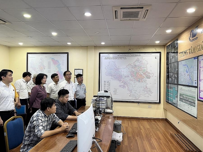 Đoàn giám sát của HĐND TP Hà Nội khảo sát thực tế tại Trung tâm Giám sát hệ thống thoát nước - Cty TNHH MTV Thoát nước Hà Nội