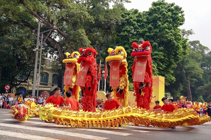 CLB Lân sư rồng thanh niên Quảng An đã mang đến cho các em thiếu nhi chương trình nghệ thuật đặc sắc đậm sắc tại phố đi bộ Trịnh Công Sơn