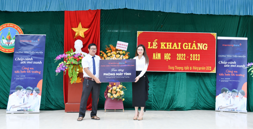 Bà Trần Thị Thu Hằng - Chủ tịch HĐQT Ngân hàng Kiên Long đại diện trao tặng Phòng máy tính cho Ban Lãnh đạo trường PTDTBT THCS Trung Thượng