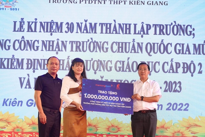 Đại diện KienlongBank và SCG trao tặng công trình kỷ niệm 30 năm thành lập trường PTDTNT tỉnh Kiên Giang