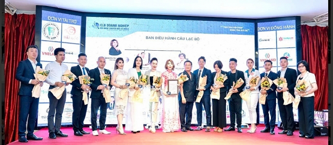 Nhà báo – Luật gia Hồ Minh Sơn tặng hoa chúc mừng các thành viên CLB Doanh nghiệp chuyển chuyển đổi số nhân dịp ra mắt CLB