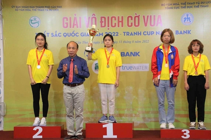 Hồng Nhung (giữa) giành HCV tại Giải vô địch Cờ vua xuất sắc Quốc gia năm 2022 nội dung siêu chớp                Ảnh: NVCC
