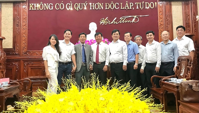 Phó Chủ tịch UBND tỉnh Trần Văn Mi (thứ 4, trái sang) cùng lãnh đạo các sở, ban, ngành của tỉnh Bình Phước và lãnh đạo Tập đoàn CBD ROBOTICS chụp hình lưu niệm. Phó Chủ tịch UBND tỉnh Trần Văn Mi (thứ 4, trái sang) cùng lãnh đạo các sở, ban, ngành của tỉnh Bình Phước và lãnh đạo Tập đoàn CBD ROBOTICS chụp hình lưu niệm.