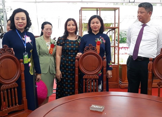 Các đại biểu tham quan gian hàng sau lễ khai mạc Festival nông sản, sản phẩm OCOP gắn kết du lịch Hà Nội 2022