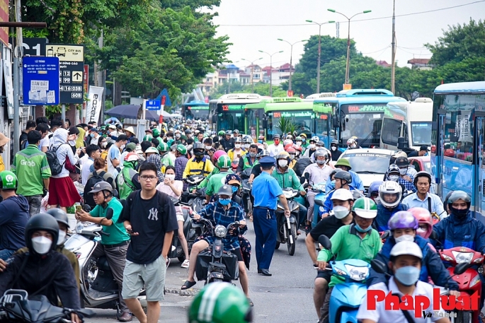 Trung tâm Quản lý giao thông công cộng Hà Nội cho biết, cơ sở hạ tầng giao thông vận tải của TP đang trong quá trình đầu tư xây dựng, dẫn đến hạ tầng phục vụ vận tải hành khách công cộng còn thiếu và yếu, chưa đồng bộ. Ảnh: Khánh Huy