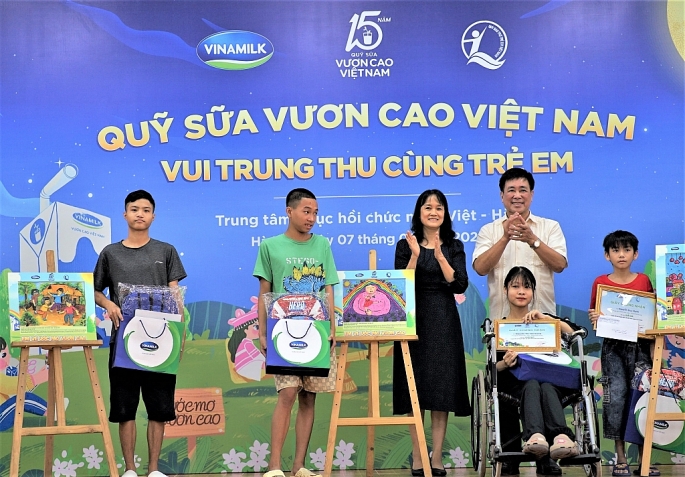 Bạn muốn giúp trẻ em Việt Nam được tăng cường dinh dưỡng và có một nụ cười hạnh phúc? Hãy xem hình ảnh về Quỹ sữa và những hình ảnh đáng yêu của những đứa trẻ được hỗ trợ bởi quỹ này.