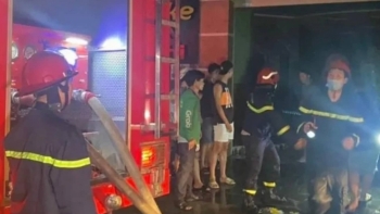 Cháy quán karaoke ở Đồng Nai, cảnh sát và người dân phải đục tường cứu người