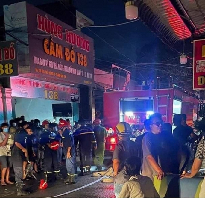 Cháy quán karaoke Yến Nhi ở Đồng Nai, cảnh sát và người dân phải đục tường cứu người