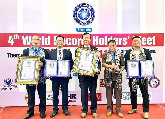 Anh hùng lao động Nguyễn Quang Mâu vinh dự đón nhận danh hiệu Giáo sư danh dự của Viện Đại học Kỷ lục Thế giới