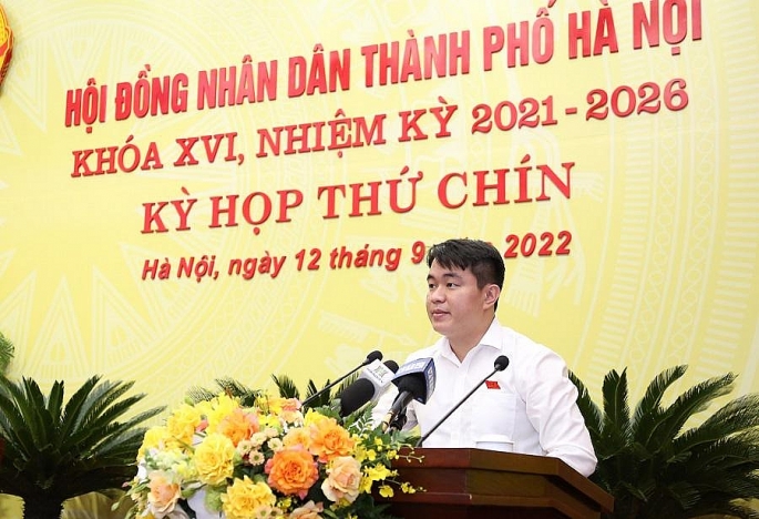 Trưởng Ban Pháp chế HĐND TP Hà Nội Duy Hoàng Dương trình bày báo cáo thẩm tra