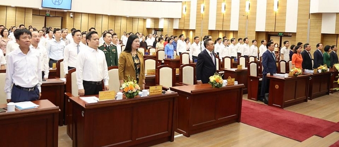 Các đại biểu Trung ương, đại biểu TP Hà Nội thực hiện nghi thức chào cờ phiên khai mạc kỳ họp