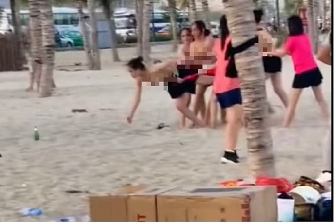 Hình ảnh cắt từ clip về nhóm nữ du khách cởi áo chơi team building