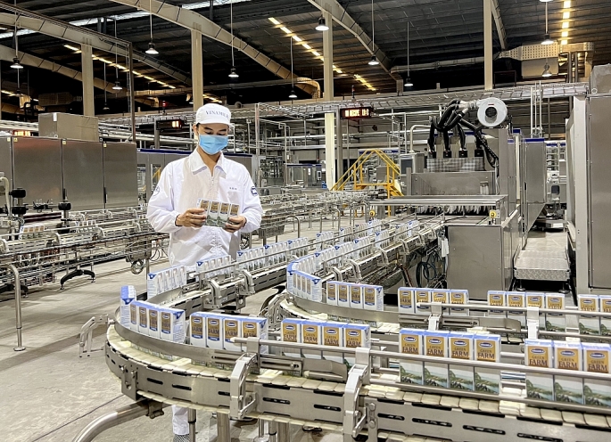 Các nhà máy sản xuất sữa tươi Vinamilk Green Farm tuân thủ nghiêm ngặt các quy định về an toàn thực phẩm và bảo vệ môi trường