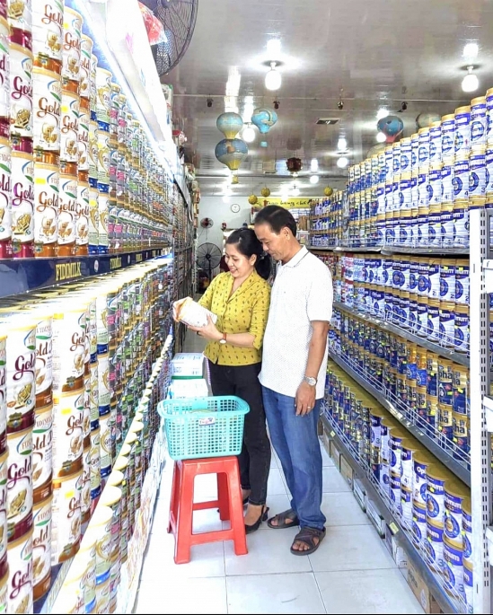  Anh Trần Minh Tuấn và chị Nguyễn Thùy Ngân chủ cửa hàng đang kiểm tra hàng hóa