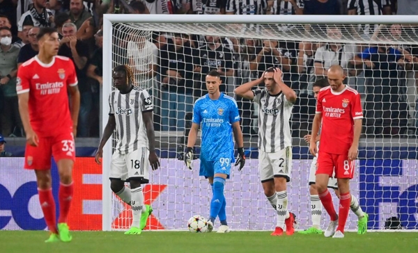 Thua ngược ngay trên sân nhà, Juventus rơi vào khủng hoảng