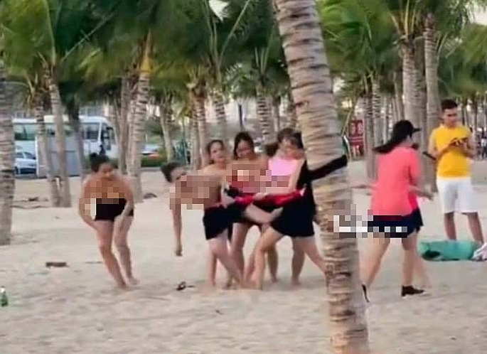 Nhóm nữ du khách lộ ngực trần vô tư nô đùa trên bãi biển - Ảnh cắt từ clip
