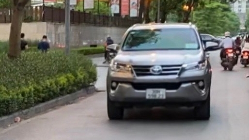 Xử phạt ô tô đi ngược chiều trên phố Hoàng Ngân qua tin báo Facebook