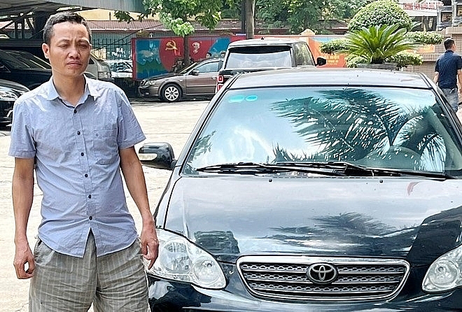 Nguyễn Văn Bình cùng chiếc xe là tang vật của vụ án