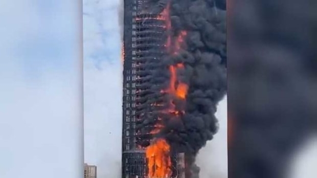 Khói lửa bao trùm tòa nhà chọc trời ở Trung Quốc
