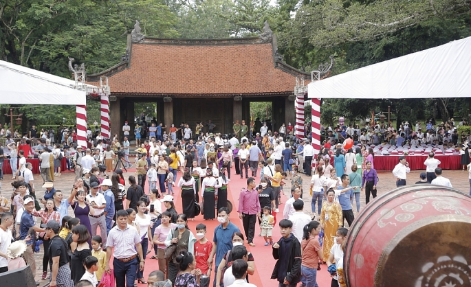 Rất đông người dân và du khách đến tham dự lễ hội