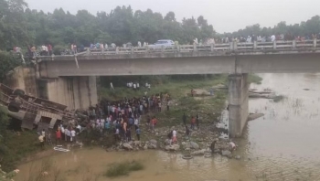 Xe buýt rơi khỏi cầu, ít nhất 6 người thiệt mạng