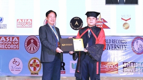 Trao tặng danh hiệu Tiến sĩ danh dự của Viện ĐH Kỷ lục thế giới cho doanh nhân Đặng Việt Bách