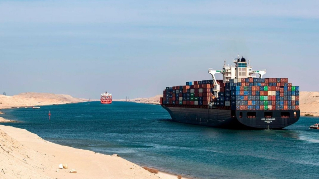 Tăng phí quá cảnh lên 10 - 15% tại kênh đào Suez