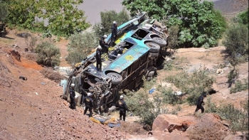 Xe buýt lao vào hẻm núi khiến hơn 20 người thương vong