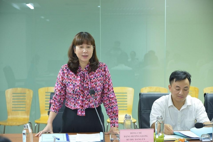Giám đốc Sở Du lịch Đặng Hương Giang báo cáo tại cuộc kiểm tra.