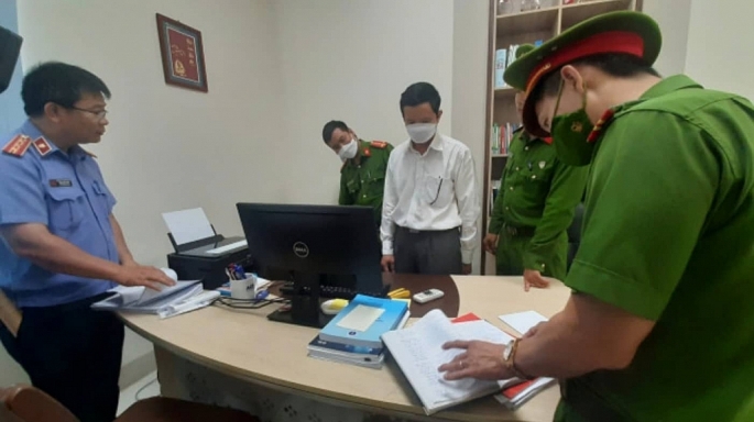 Công an tỉnh Đắk Lắk đã tống đạt quyết định khởi tố bị can và thực hiện lệnh bắt tạm giam đối với ông Trịnh Quang 