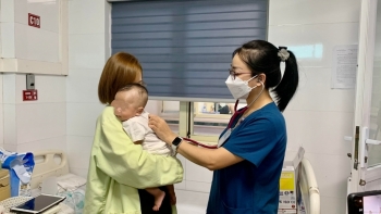 Hà Nội: Tăng bất thường trẻ mắc bệnh đường hô hấp, bác sỹ quá tải