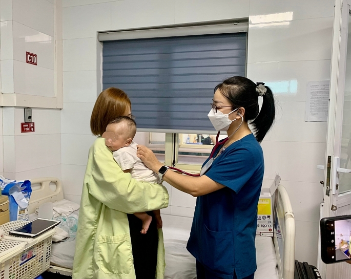 Hà Nội: Tăng bất thường trẻ mắc bệnh đường hô hấp, bác sỹ quá tải