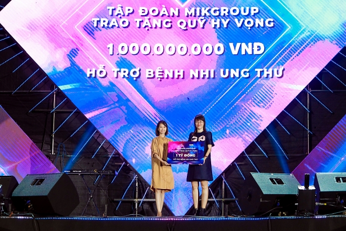 Đại diện MIKGroup (bên phải) trao tặng 1 tỷ đồng cho quỹ HOPE thực hiện chương trình hỗ trợ bệnh nhi ung thư