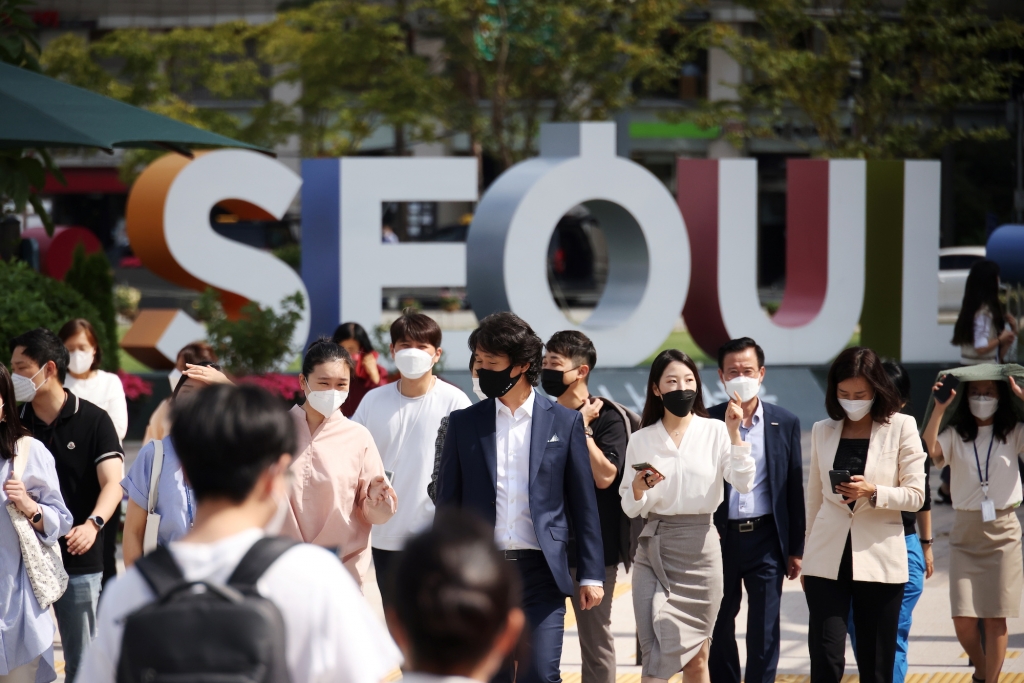 Hàn Quốc chính thức dỡ bỏ quy định đeo khẩu trang ngoài trời